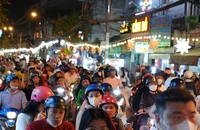 Dòng người đi chơi đêm Giáng sinh khiến nhiều tuyến đường ở TP.HCM ùn ứ