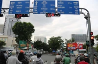 TP.HCM: Thêm nhiều giao lộ có biển phụ cho phép xe máy rẽ phải khi đèn đỏ
