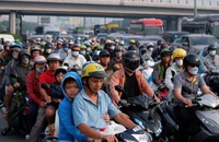Sáng 25 Tết, đường về miền Tây chật kín người và phương tiện
