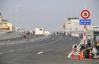 Người dân vui mừng được đi trên cầu Bà Hom 