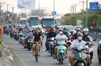 Chùm ảnh: Cửa ngõ phía Tây TP.HCM bắt đầu đông xe chiều mùng 5 Tết