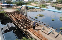 TP.HCM: Tháo dỡ hai cây cầu sắt tạm thuộc dự án cầu Bà Hom
