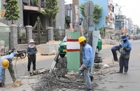 Đang di dời 76 trụ điện để mở rộng đường Dương Quảng Hàm, quận Gò Vấp