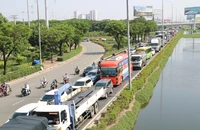 Cửa ngõ phía Đông, Tây TP.HCM ùn ứ ngày đầu nghỉ lễ
