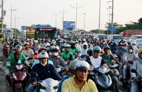 Người dân quay lại sau kì nghỉ, cửa ngõ TP.HCM phía Tây ùn ứ