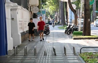 Sẽ tháo dỡ thanh chắn xe máy trên vỉa hè sau 8 năm triển khai