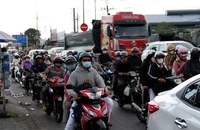 Cửa ngõ phía Tây TP.HCM nhộn nhịp người dân quay trở lại TP dù chưa hết kỳ nghỉ 