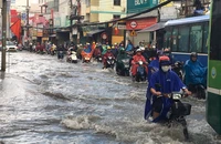 Sau cơn mưa 30 phút, nhiều tuyến đường ở TP Thủ Đức lại ngập