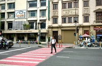 Lần đầu tiên, TP.HCM lắp đèn cảnh báo để người đi bộ qua đường