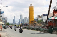 Thông xe gần nửa năm, đường Lương Định Của vẫn còn rào chắn