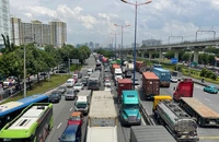 Đang ùn ứ kéo dài tại ngã tư Thủ Đức, TP.HCM