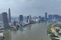 Tháo dỡ cầu cảng để thi công cầu đi bộ qua sông Sài Gòn
