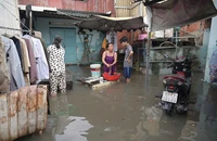 Nằm trong khu quy hoạch cao tốc, người dân vẫn bám trụ dù hẻm ngập triền miên