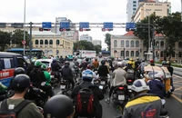 Hàng loạt tuyến xe buýt tạm ngưng lưu thông qua đường Lê Duẩn, hành khách chú ý