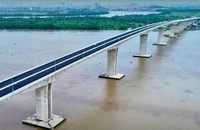 7 giờ ngày 20-8, các phương tiện lưu thông qua cầu Nhơn Trạch chú ý