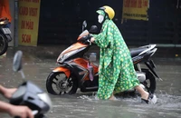 TP.HCM mưa lớn rạng sáng, nhiều tuyến đường ngập sâu, người dân vất vả đi làm