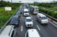Người dân bắt đầu về quê nghỉ lễ 2-9, bến xe và cửa ngõ phía Đông TP.HCM đông dần