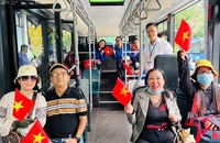 TP.HCM: Hành khách hào hứng nhận cờ Tổ quốc, đi xe buýt miễn phí trong ngày 2-9