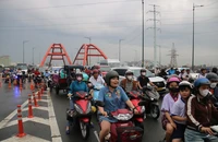 TP.HCM: Mở lại lối xuống cầu Bình Lợi vì ùn tắc nghiêm trọng