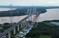 Cầu dây văng tĩnh không cao nhất Việt Nam đã hoàn thành, nhưng chưa thể cho xe chạy