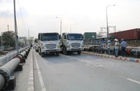 TP.HCM: Thử tải cầu Bình Phước 1 trước ngày thông xe