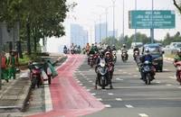 Xe máy đi vào làn xe đạp trên đại lộ Mai Chí Thọ sẽ bị xử phạt