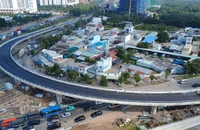 Cầu vượt kết nối cao tốc với đại lộ Mai Chí Thọ ở nút giao An Phú sẵn sàng thông xe 