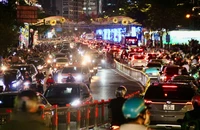 Biển người đổ về trung tâm TP.HCM, giao thông ùn ứ trước giờ bắn pháo hoa đón năm mới
