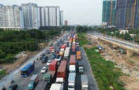 Bến xe, cửa ngõ TP.HCM ‘nóng’ từ chiều cuối năm 