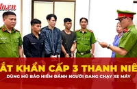 Bắt khẩn cấp 3 thanh niên dùng mũ bảo hiểm đánh người đang chạy xe máy