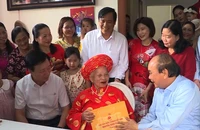 Chủ tịch nước Nguyễn Xuân Phúc thăm, tặng quà người cao tuổi tại Hải Dương