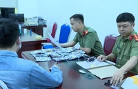 Bắt người mua bán thiết bị công nghệ cao dùng cho gian lận thi cử