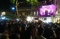 Khán giả ùn ùn đến hồ Hoàn Kiếm xem liveshow 'Góc ban công' của Tuấn Hưng