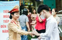 CSGT Hà Nội phát nước, khăn lạnh cho các thí sinh thi tốt nghiệp THPT