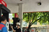 Khách mua xăng báo đã chuyển khoản, nhưng tiền mãi chưa về: Trách nhiệm ai gánh?