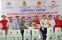 VWS tặng quà và hỗ trợ khám sức khỏe miễn phí cho 250 người dân nghèo