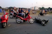 Nhập viện vì vướng phải dây thả diều