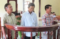 Nhập hộ khẩu khống để 12 Việt kiều nhập lậu ô tô