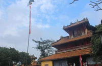 Dựng cây nêu đón tết tại hoàng cung Huế