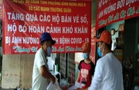Bình Tân: 1.100 phần quà đến tay người nghèo bán vé số