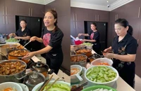 Trương Ngọc Ánh cùng mẹ nấu cơm ủng hộ bác sĩ, bệnh nhân khu cách ly