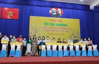 Trao 3.000 phần quà cho gia đình chính sách, hộ nghèo ở Củ Chi