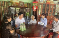 Đoàn thiện nguyện tặng quà cho 31 mẹ Việt Nam Anh hùng ở Củ Chi