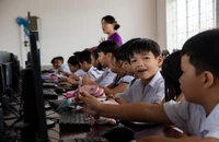 'Mách' trường học, phụ huynh bảo vệ con trẻ khỏi nguy hiểm rình rập trên mạng