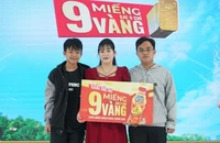 Tân Hiệp Phát trao giải trị giá 9 miếng vàng SJC cho chủ quán hủ tiếu trúng thưởng nhờ uống Trà Dr Thanh