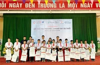 Manulife trao quà hỗ trợ cuộc sống bà con vùng cao sau thiên tai