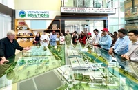 Đoàn sinh viên Trường ĐH Quản lý Singapore ngạc nhiên khi tham quan VWS