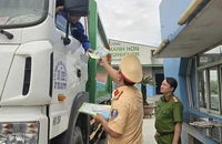 Trạm CSGT Đa Phước đẩy mạnh tuyên truyền cho đội ngũ lái xe vận chuyển rác