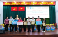 Tổ ĐBQH khóa XV (đơn vị bầu cử số 2) - TP.HCM và Agribank tặng quà Tết các hoàn cảnh khó khăn Xuân Ất Tỵ 2025