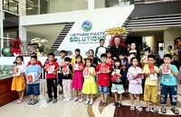 Hoa hậu Môi trường Thế giới Nguyễn Thanh Hà tặng quà và 400 bao lì xì cho con em và người lao động VWS
